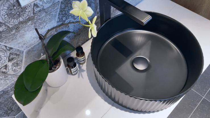 Marlo Round 400x400x125 Matte Black Fluted Basin